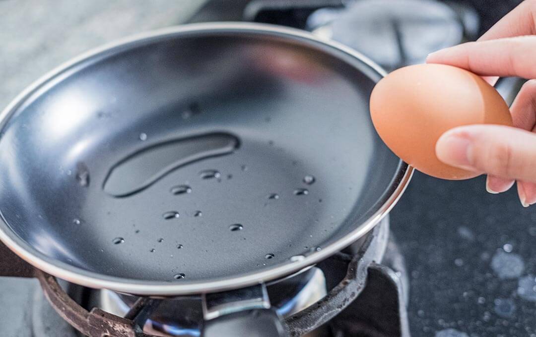 Cook_scrambled_eggs_in_stainless_steel_pan